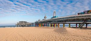 Plage de Scheveningen avec la jetée en arrière-plan sur Jolanda Aalbers