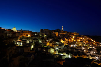 Matera bij nacht