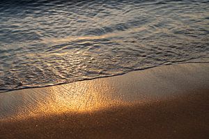 Meerwasser trifft auf goldbraunen Sand 2
