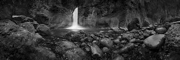 Verwunschener Wasserfall in schwarzweiss. von Manfred Voss, Schwarz-weiss Fotografie