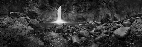 Betoverende waterval in zwart en wit.
