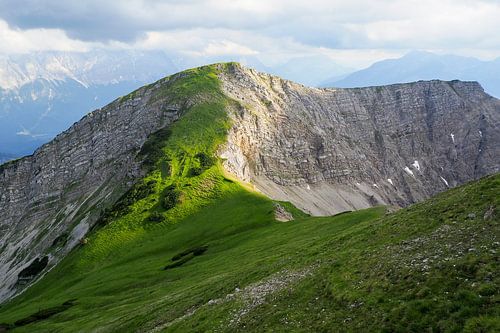 Het natuurpark Ammergauer Alpen is een van de mooiste landschappen in Beieren. Het combineert ongerepte natuur, afwisselende berglandschappen en traditionele alpenweiden.