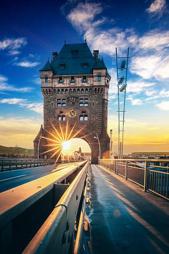 Brug met stadspoort in Worms Duitsland in zonsondergang