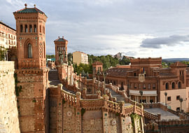 La Escalinata, l'escalier de style mudéjar situé dans le centre de Teruel (Espagne)