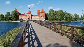 Toegangsbrug naar het kasteel van Trakai in Litouwen van Gert Bunt