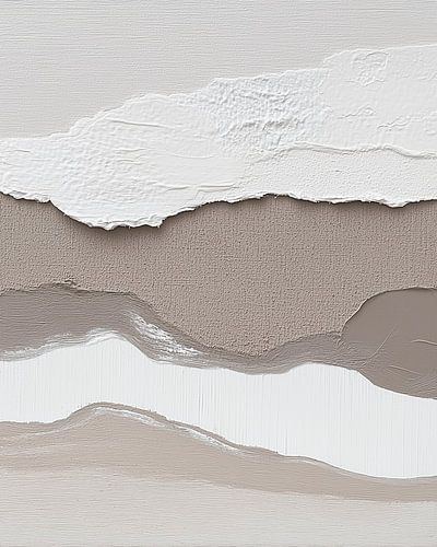 Gelaagde abstractie in beige en wit met vloeiende vormen