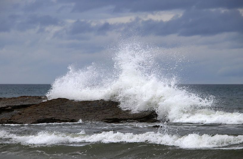 Playa de Las Catedrales wilde golven van Jan Katuin