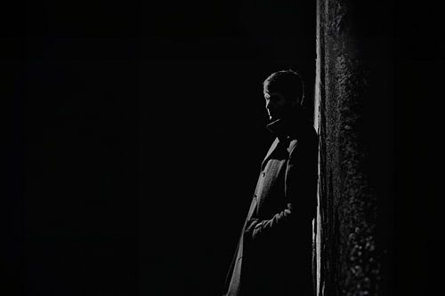 Noir Fotografie - Schaduwen en Geheimen in een Mistige Steeg