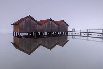 Miroir du silence, les hangars à bateaux du Kochelsee sur Christina Bauer Photos