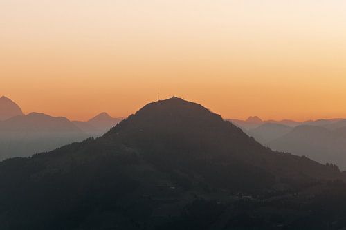 Oranje Zomergloed zet de Lucht in Vuur en Vlam