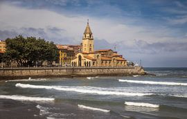 Paysage marin à la lumière du matin sur la plage de San Lorenzo à Gijón, en Espagne sur PhotoCluster