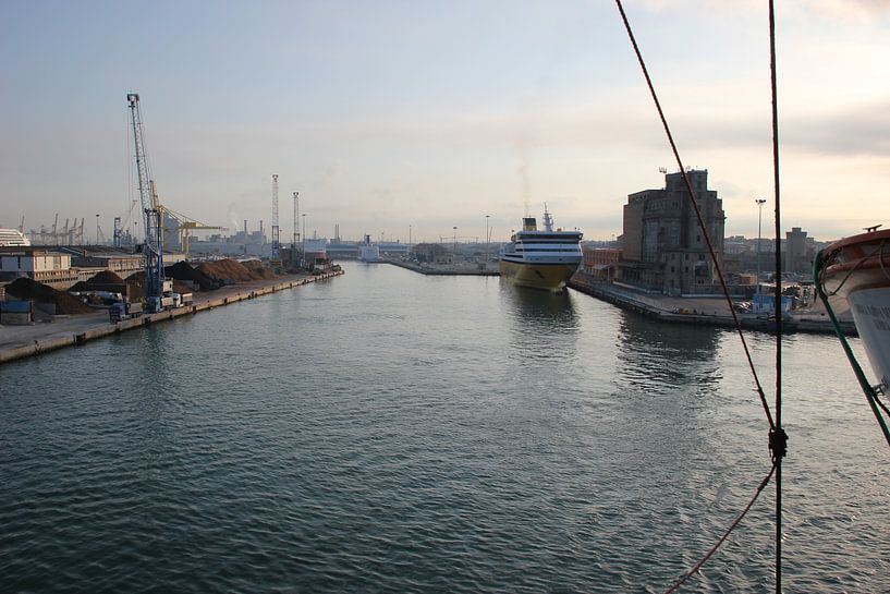 Ferry in haven Livorno van Monique Meijer