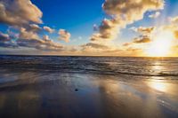 Zonsondergang aan zee