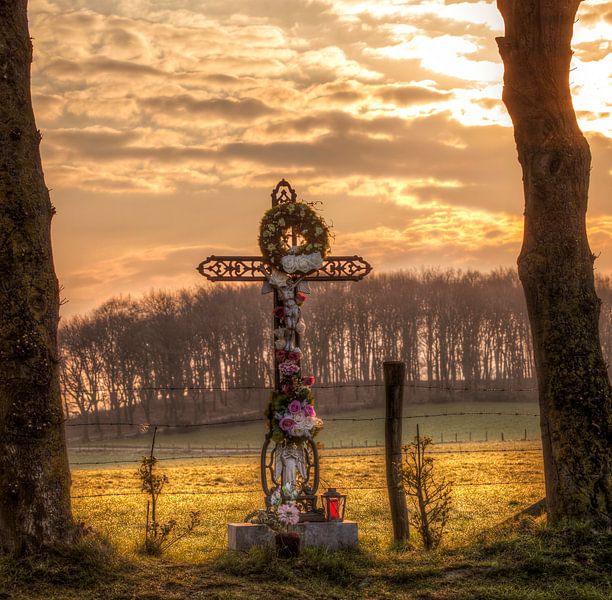 Versierd wegkruis bij Vrouwenheide van John Kreukniet