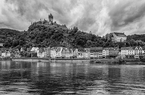 Bewolkte dag in Cochem Duitsland (zwart-wit)