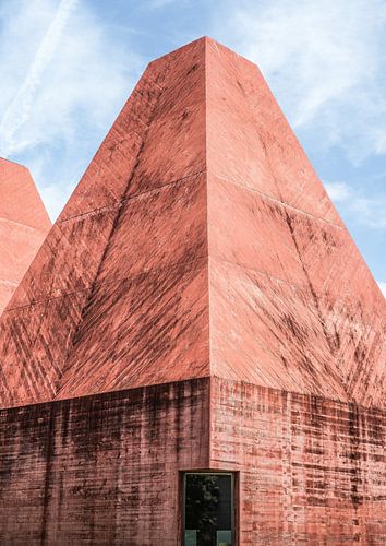 Karmozijnrode geometrische toren