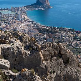 Peñón de Ifach und die Weite des Meeres von Adriana Mueller