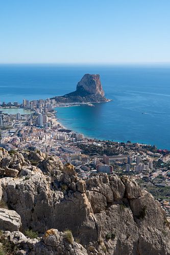 Peñón de Ifach en de uitgestrektheid van de zee