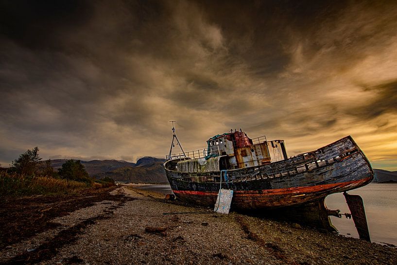 shipwreck scotland by Maurice B Kloots      www.Fototrends.nl