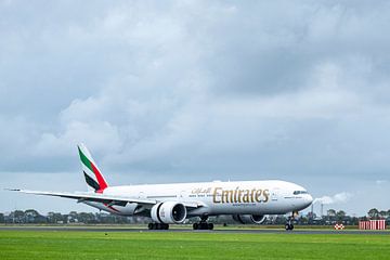 Boeing 777 van Emirates Airline landt op Schiphol