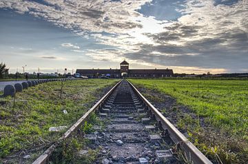 Die Eisenbahnstrecke nach Auschwitz von Caught By Light