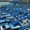 Blauwe vissersboten in de haven van Essaouira in Marokko van Patricia Hofmeester