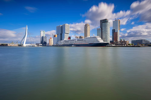 Queen Anne am Kreuzfahrtterminal in Rotterdam
