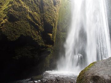 Waterfall and moss in Iceland by Nicky Langeslag