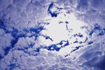 Blauwe wolkenlucht voor de zon van Breezy Photography and Design