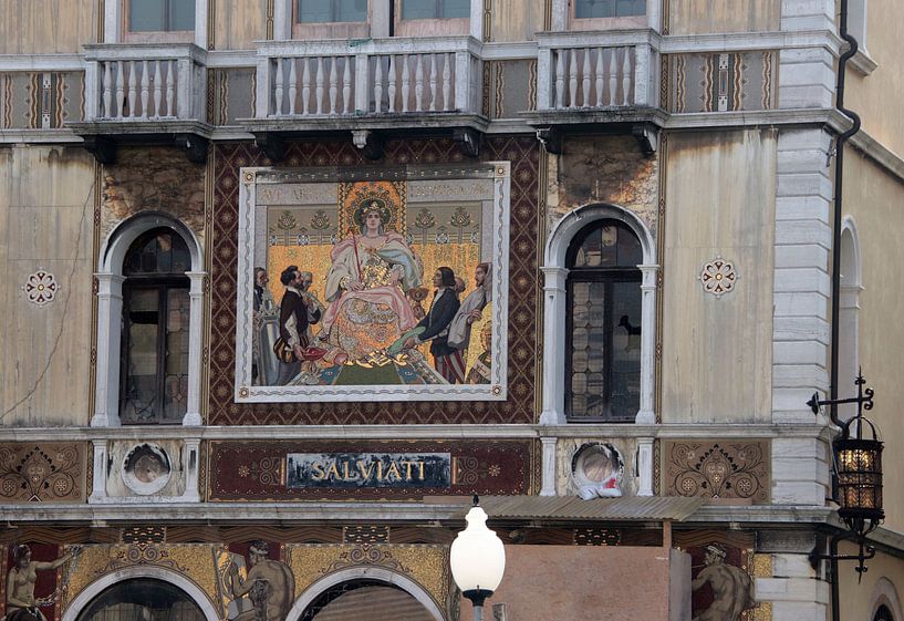 beschilderd pand in Venetië aan het Canal Grande.. van Jan Katuin