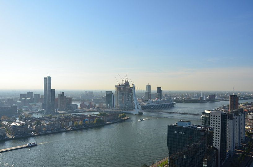 Queen Mary 2 in Rotterdam van Marcel van Duinen