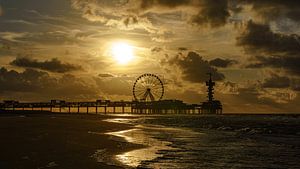 Tiefstehende Sonne und der Pier von Scheveningen.