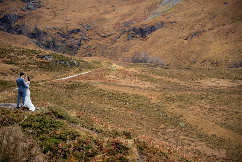 Geen landschap zo wijds, of de bruid en bruidegom willen er een aandenken van maken van Hans de Waay