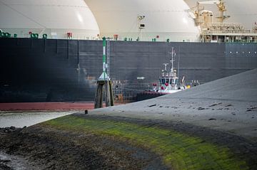 LNG tanker Marvel Pelican met sleepboot Waterstroom van Jan Georg Meijer