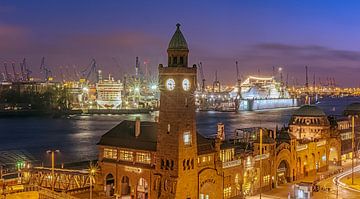 HAMBURG Landungsbrücken mit Kreuzfahrtschiffen 16:9 Panoramabild