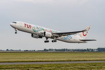Bontgekleurde PrivatAir Boeing 767 stijgt op van Schiphol.