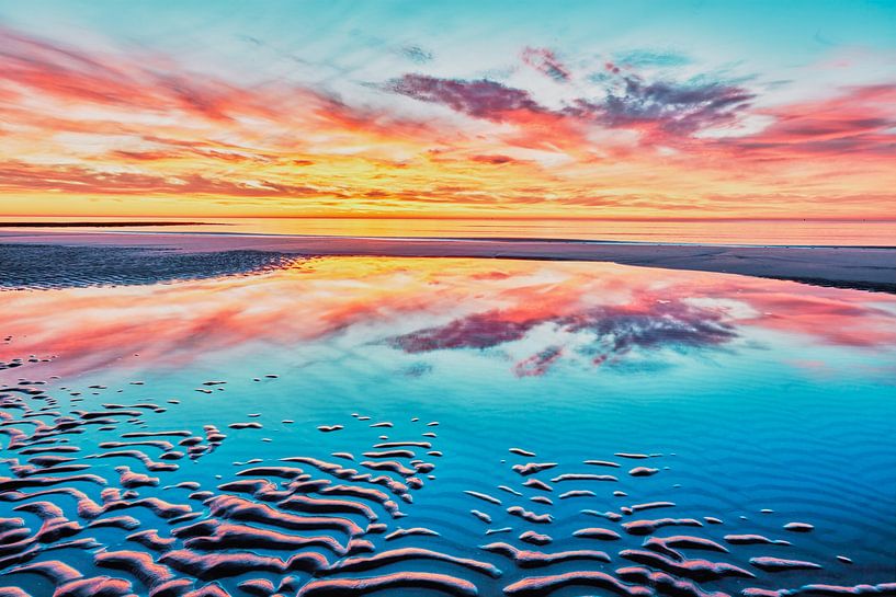 Der Strand bei einem bunten Sonnenuntergang von eric van der eijk