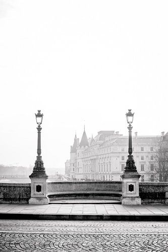 Brücke über die Seine mit Laternen in Paris in schwarz und weiß