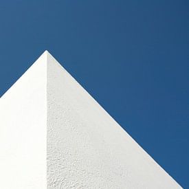 Mediterrane hoekpunt tegen blauwe lucht in rechthoekig formaat van Hans Kwaspen