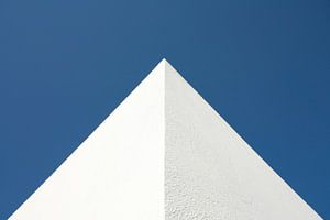 Mediterrane hoekpunt tegen blauwe lucht in rechthoekig formaat