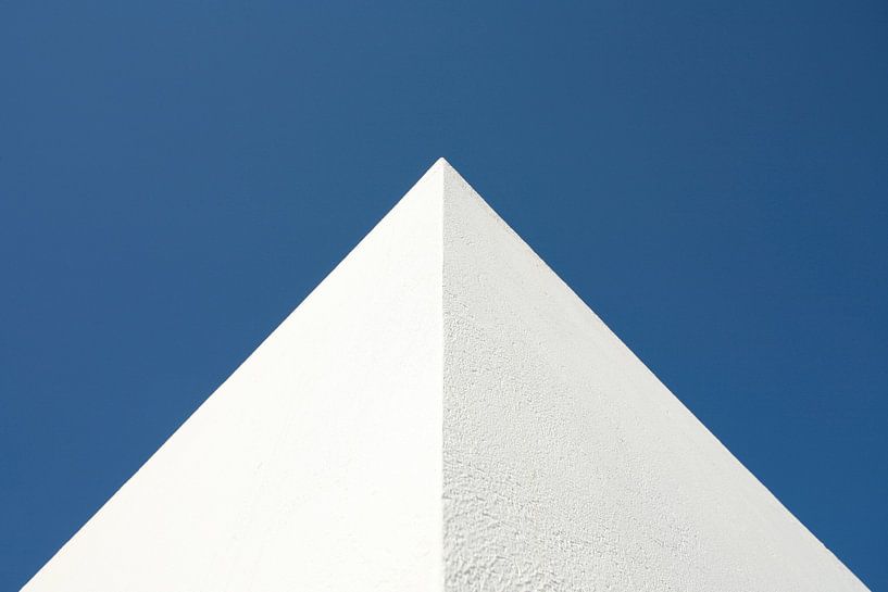 Mediterrane hoekpunt tegen blauwe lucht in rechthoekig formaat van Hans Kwaspen