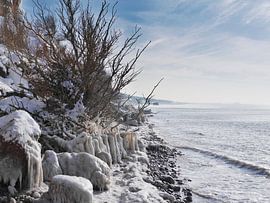 Gefrorener Strand – Steilküste Hohes Ufer, Ahrenshoop, Darß von Jörg Hausmann