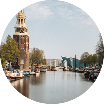 Montelbaanstoren aan de kanaal Oudeschans, Amsterdam, Nederland. van Lorena Cirstea