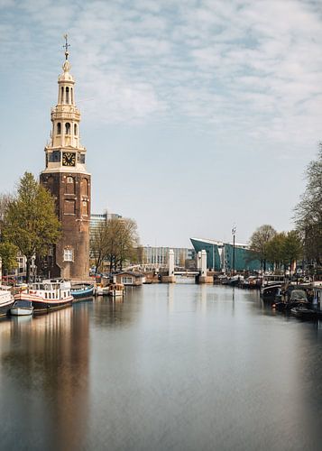 Montelbaanstoren aan de kanaal Oudeschans, Amsterdam, Nederland.