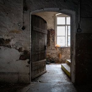 Porte abandonnée dans l'obscurité. sur Roman Robroek - Photos de bâtiments abandonnés