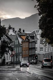 Die norwegische Stadt Kristiansund an einem regnerischen Tag am späten Nachmittag. Norwegen. von Koen Lipman