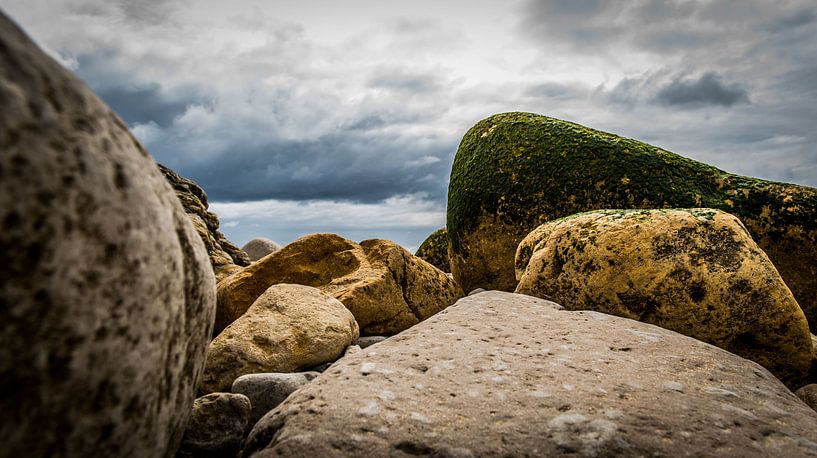 Rock beach in Portugal by Theo van Woerden