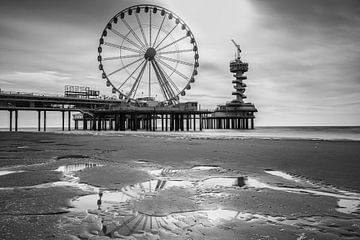 Scheveningen Pier avec la grande roue en noir et blanc Exposition longue sur R Smallenbroek