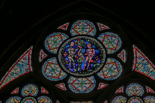 beroemde glas in loodraam in de Notre Dame van Parijs