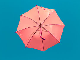 Un parapluie rose dans les airs